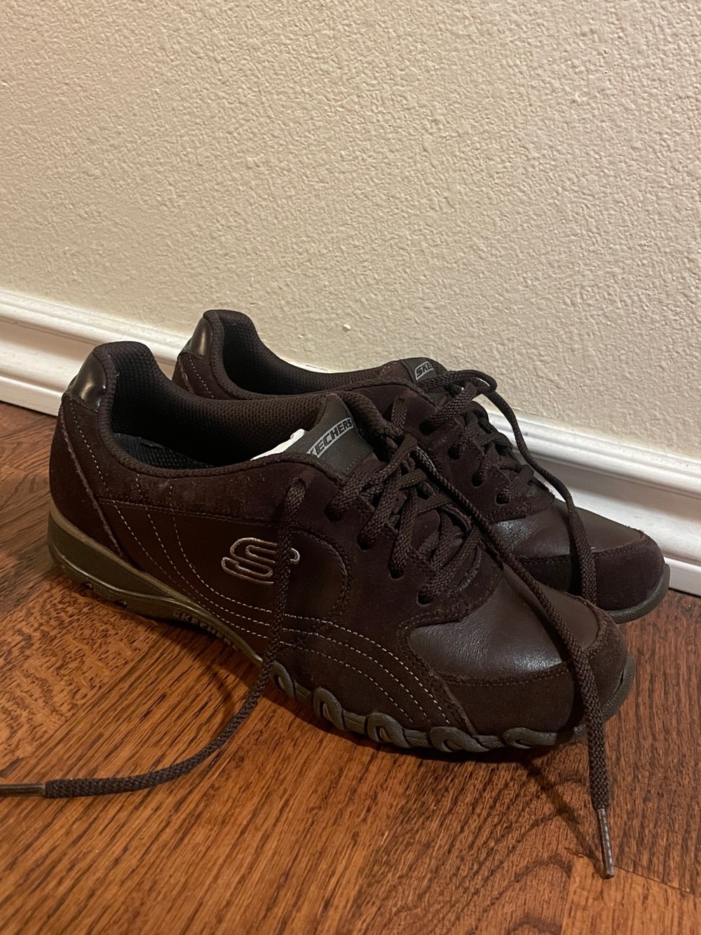 Skechers Women’s Dark Brown Lace-Up Retro Athletic Sneakers